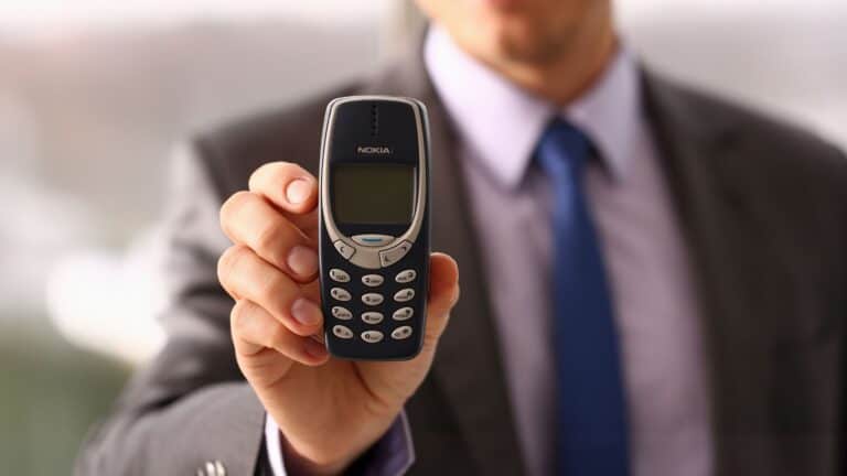 Why More People Are Switching Back to Dumbphones (And Should You?)