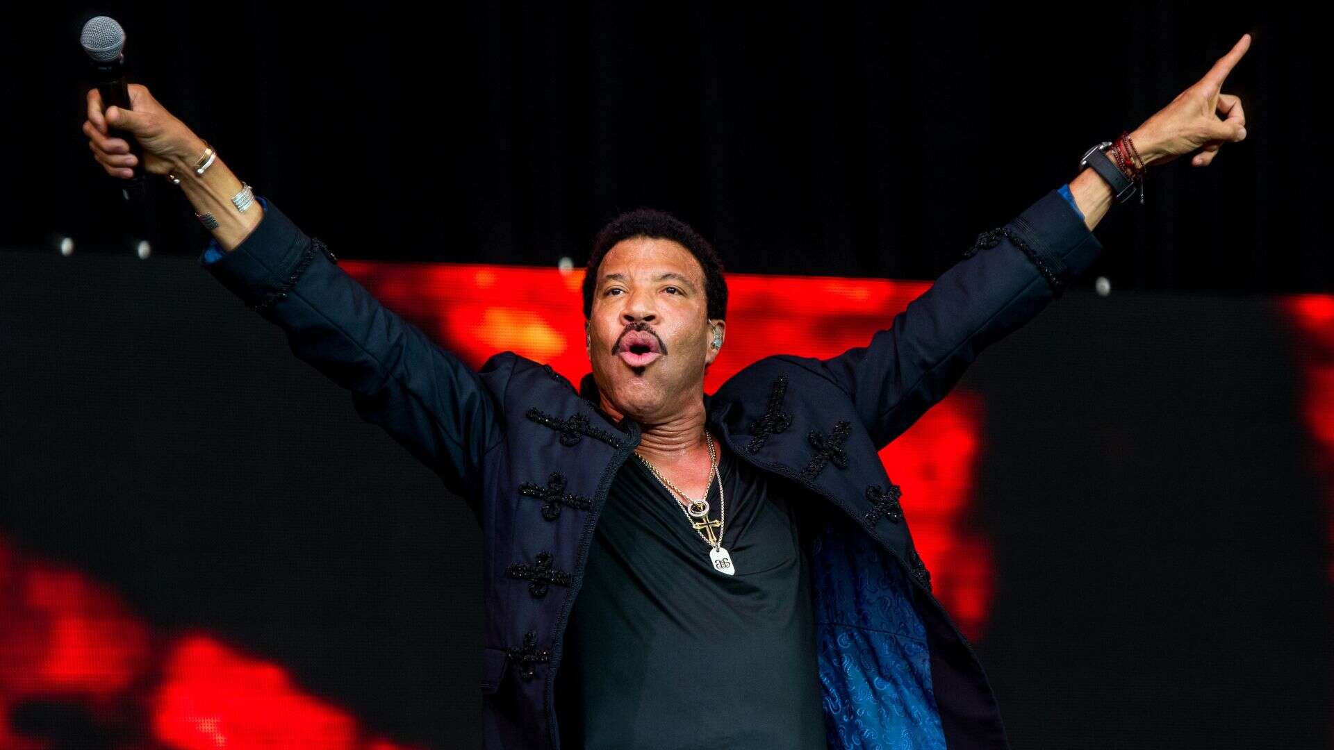 Lionel Richie performing