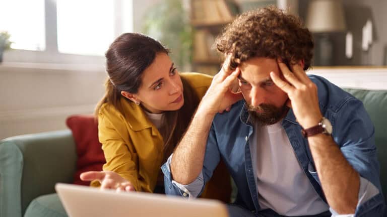 couple struggle financially.