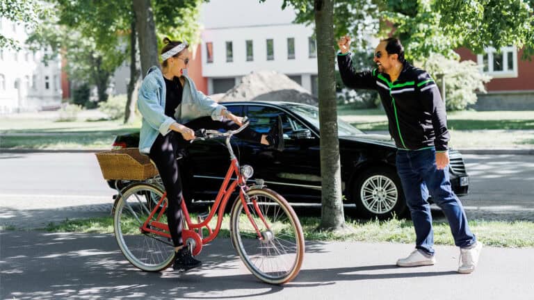 Man argue with a cyclist.