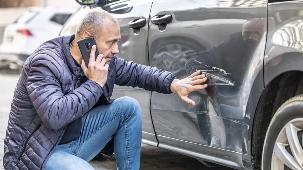 Driver calls an insurance company